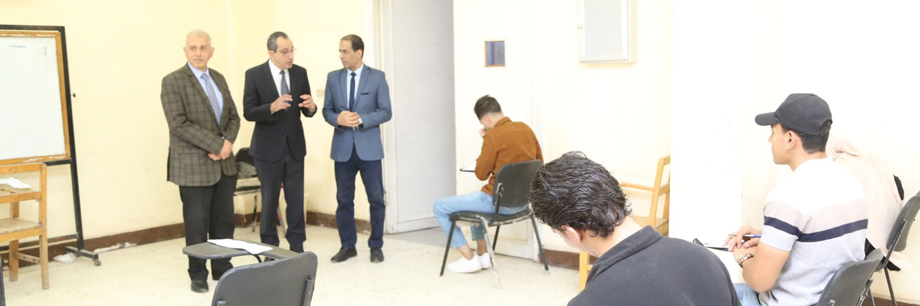 رئيس جامعة الفيوم يتفقد سير الامتحانات بعدد من الكليات 