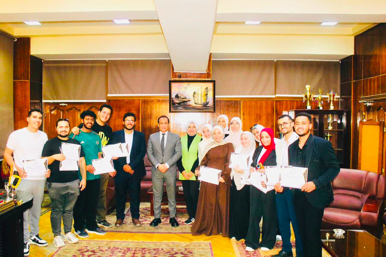 عميد كلية الخدمة الاجتماعية يكرم الطلاب المشاركين بمعسكر إعداد القادة على مستوى كليات الجامعة