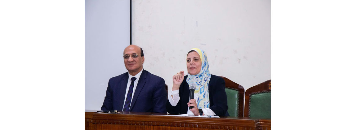 عميد الكلية فى اجتماع مع السادة الاداريين