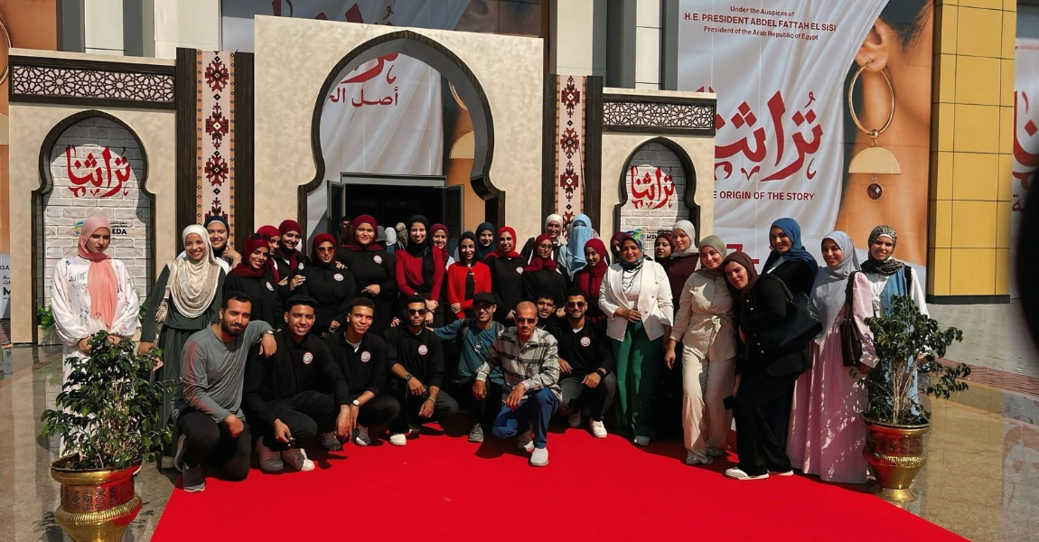 جامعة الفيوم تشارك بزيارة ميدانية لمعرض «تراثنا» للحرف اليدوية والتراثية