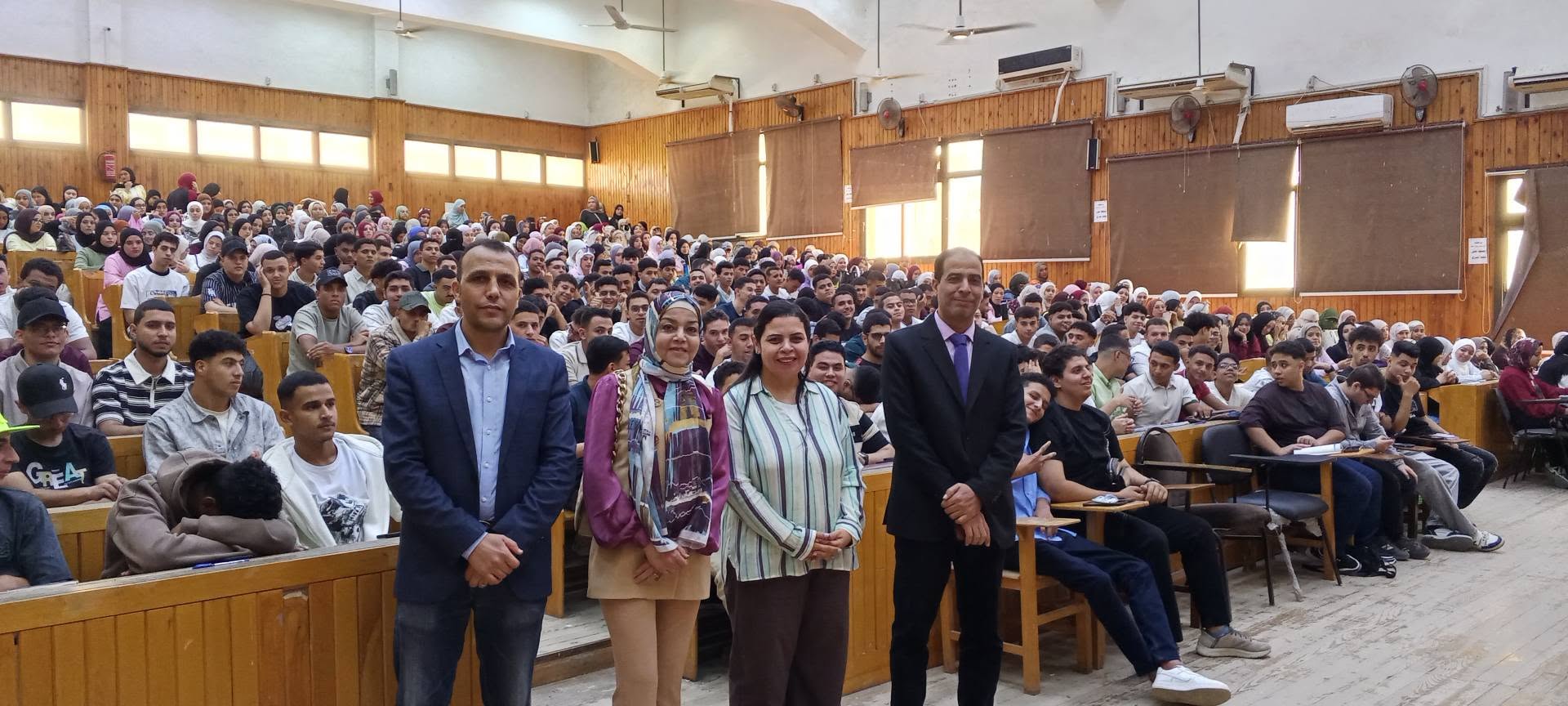 وسط إقبال مميز.. استقبال وترحيب بطلاب المستوى الأول ببرنامج إدارة السياحة الرياضية وانطلاق محاضراتهم بكلية السياحة والفنادق – جامعة الفيوم