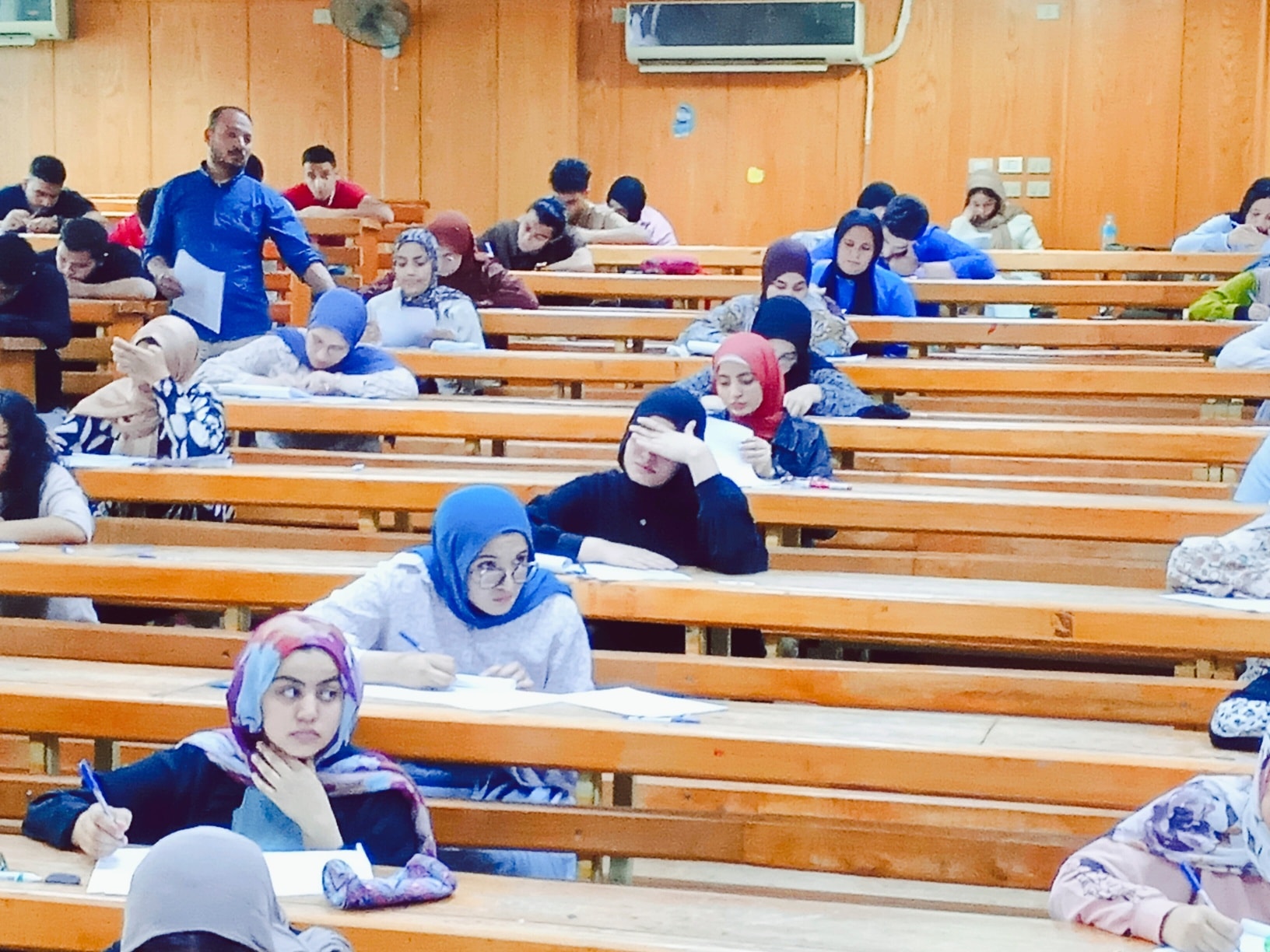 انطلاق امتحانات الفصل الدراسي الثاني بكلية الآداب جامعة الفيوم للعام الجامعي 2025–2026