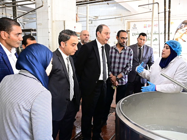   تفقد الوحدة النموذجية للألبان ومعمل زراعة الأنسجة النباتية بكلية الزراعة