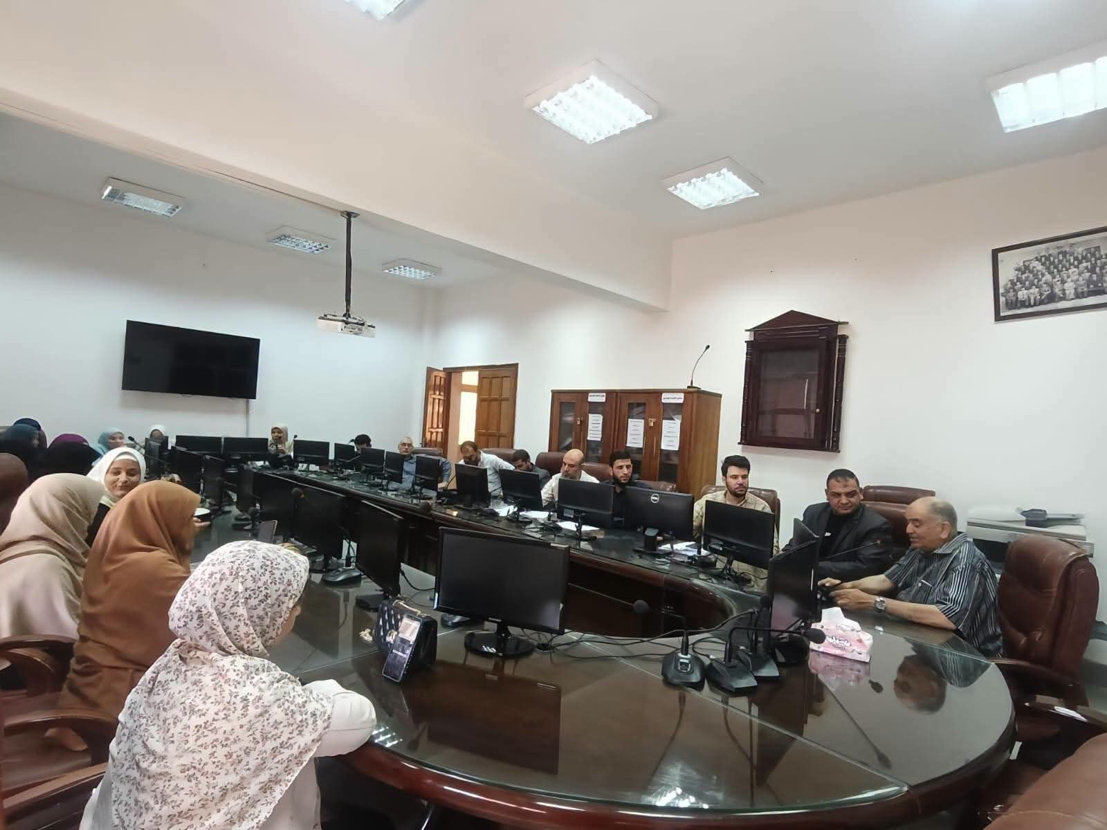 اجتماع وحدة ضمان الجودة ولجنة المراجعة الداخلية مع ممثلي الأقسام العلمية لمتابعة تقارير المقررات.