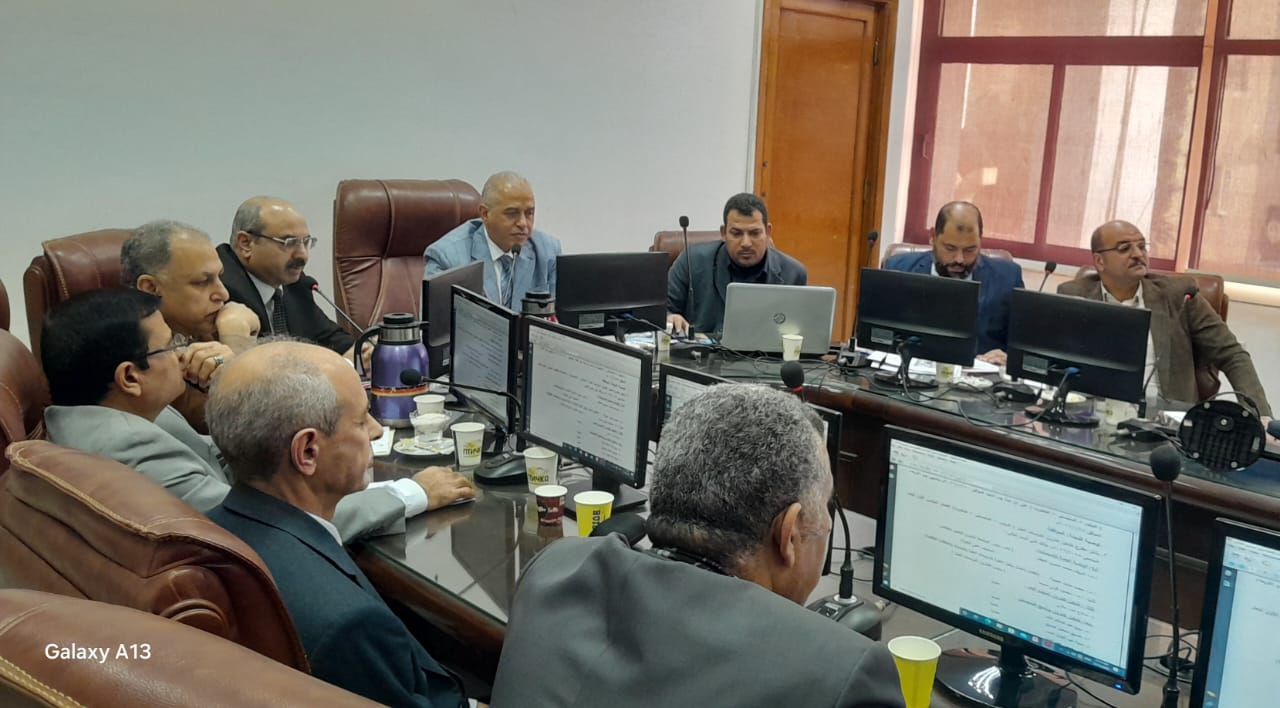 مجلس الكلية يعقد اجتماعه الشهري لمناقشة المستجدات.