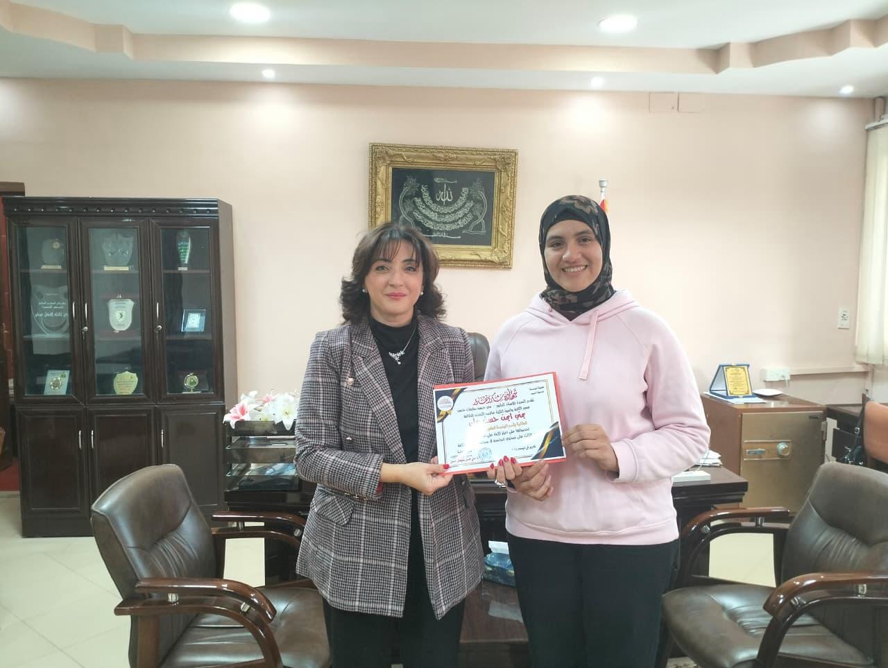 تكريم عميدة كلية الهندسة للطالبه المثالية 